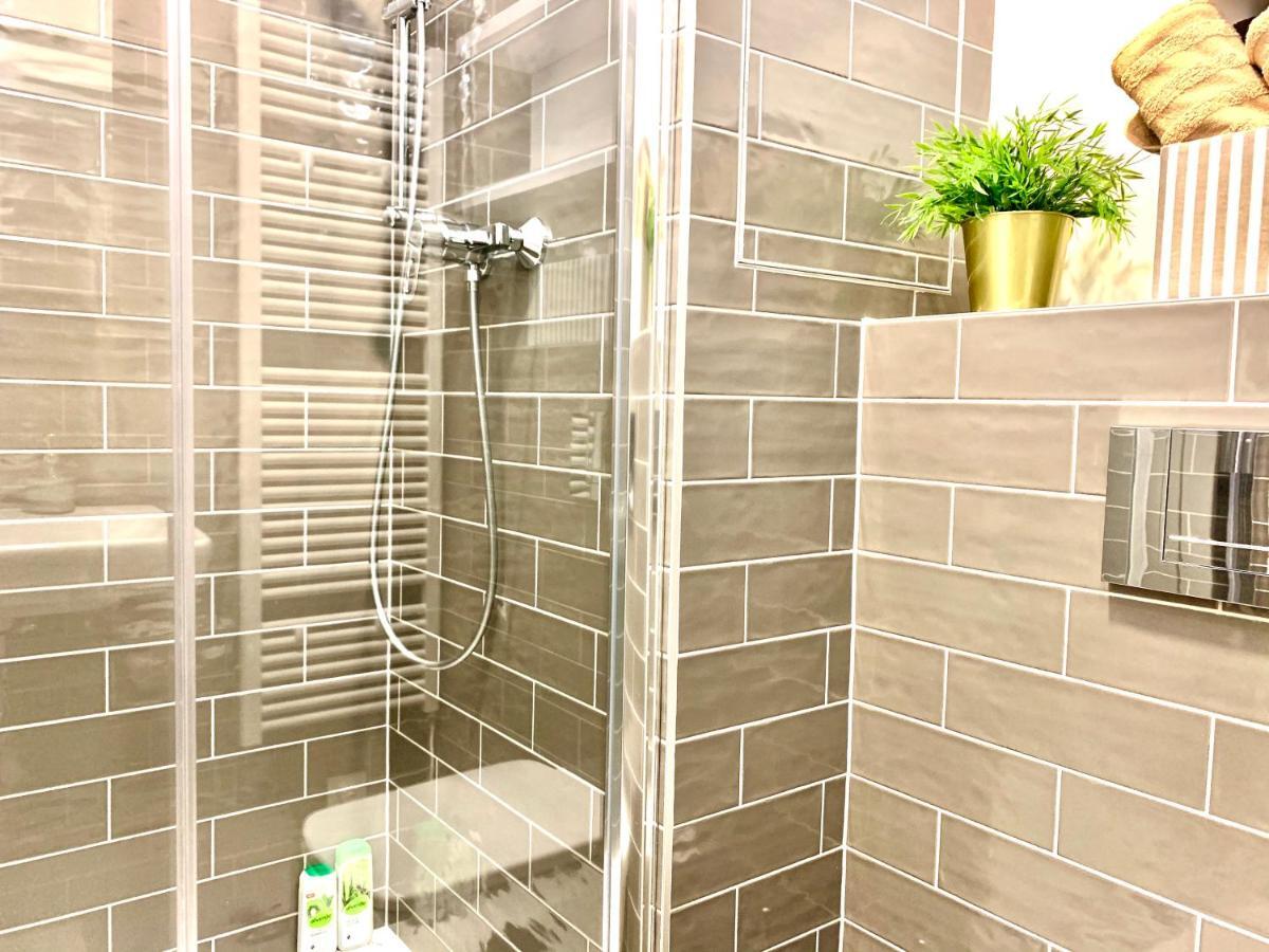 Luxury, Bright Studio With Parking And Balcony In Bratislava Center Экстерьер фото