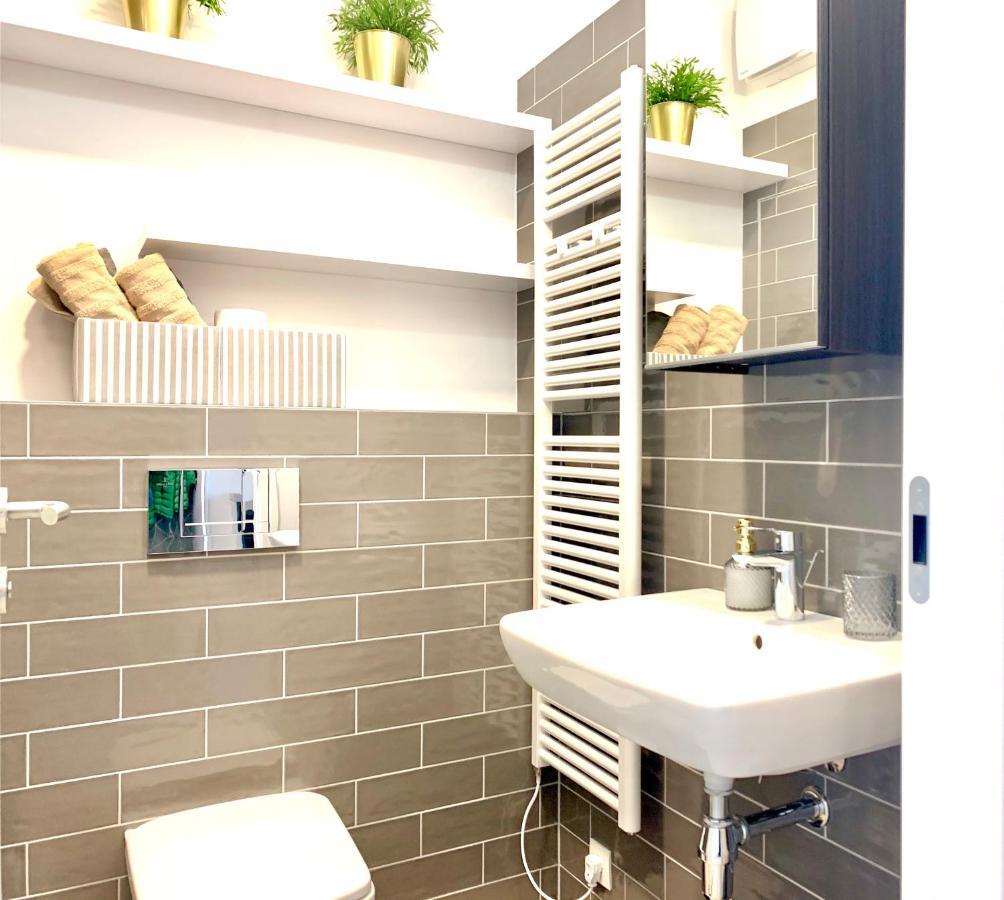 Luxury, Bright Studio With Parking And Balcony In Bratislava Center Экстерьер фото